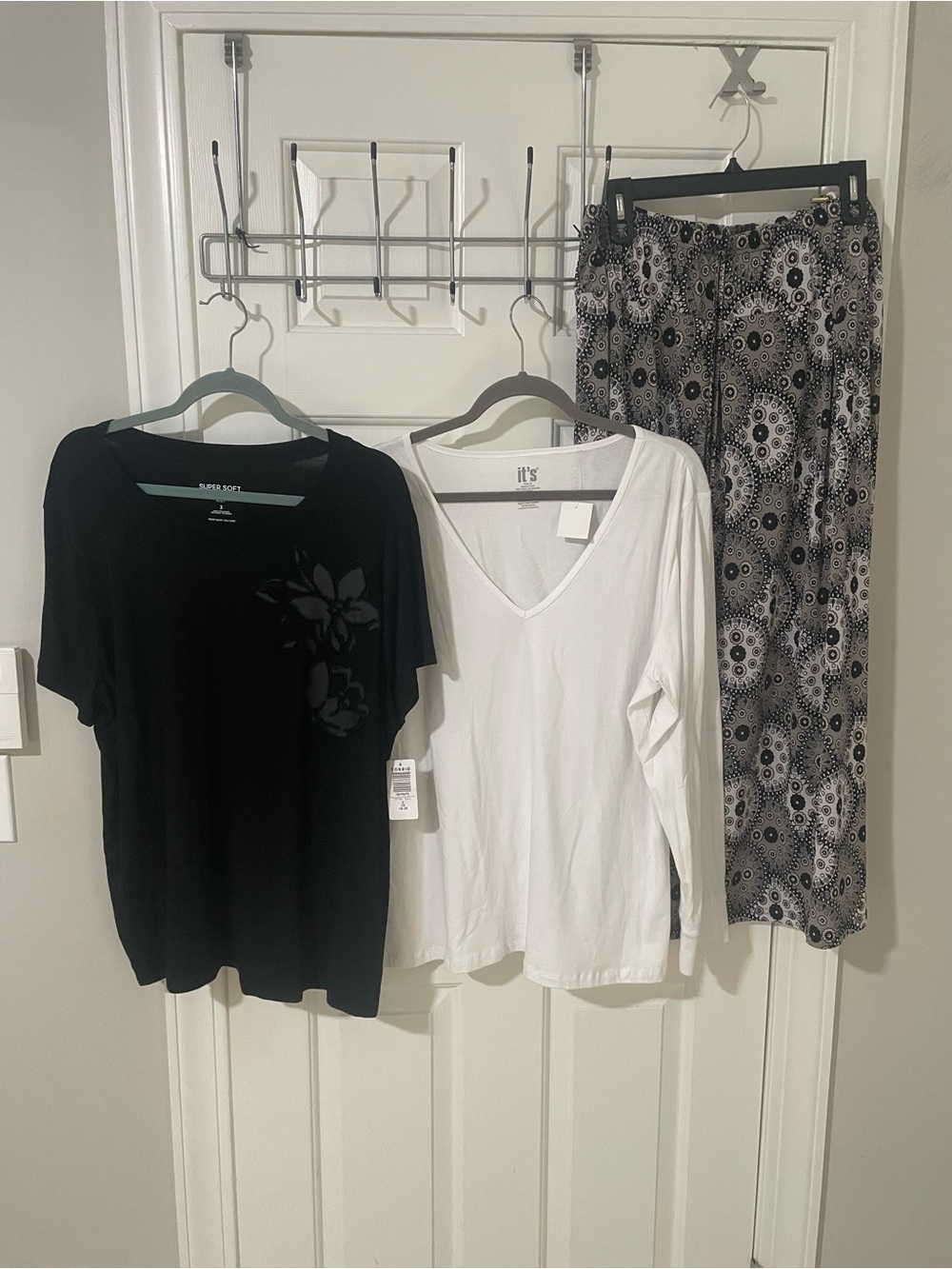 Black Floral Tee, White V-Neck Top, Printed maxi skirt 2x Set